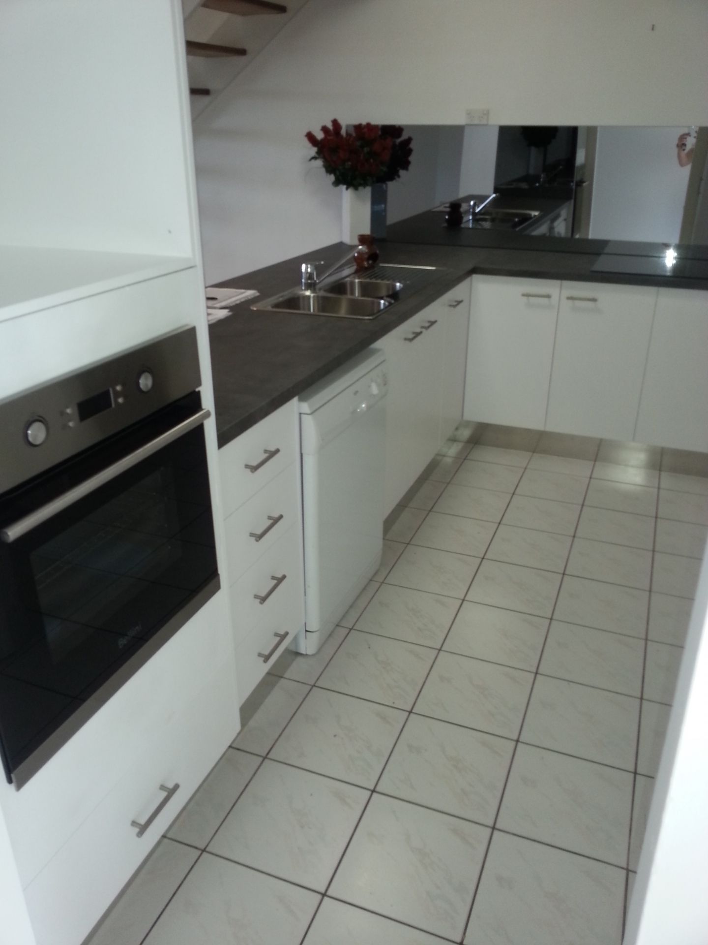 Quiet Highset townhouse - Perfect Location - Close to Robina Hospital, Shops, Train and M1