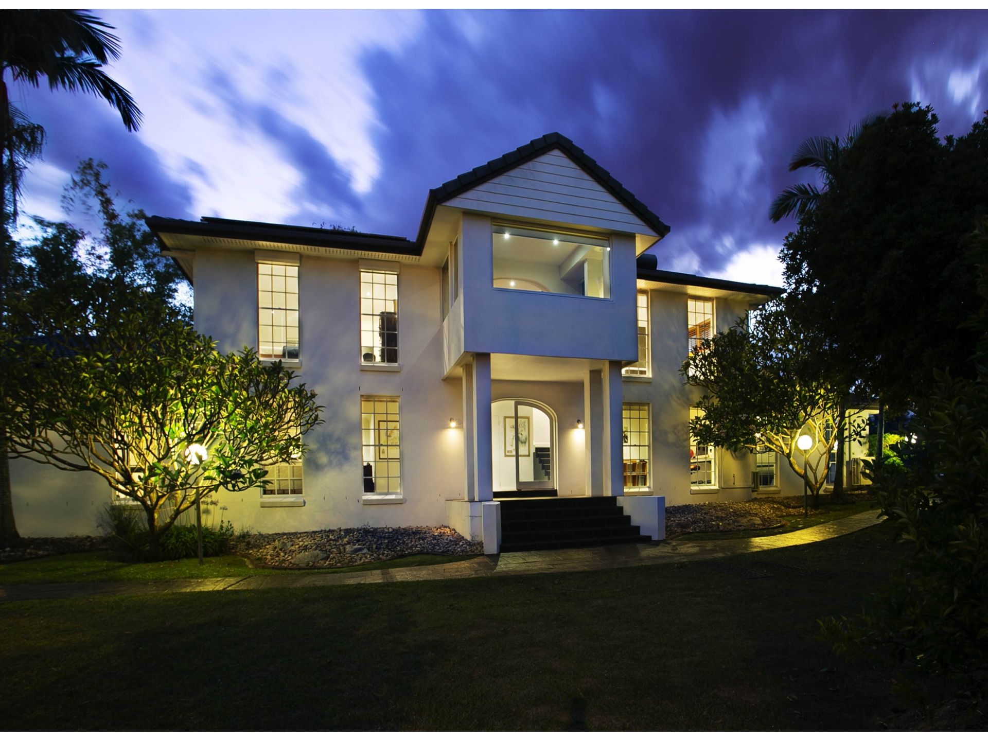 LARGE MODERN HOME - Private oasis in the heart of Albany Creek with dual street access for home based business opportunity.