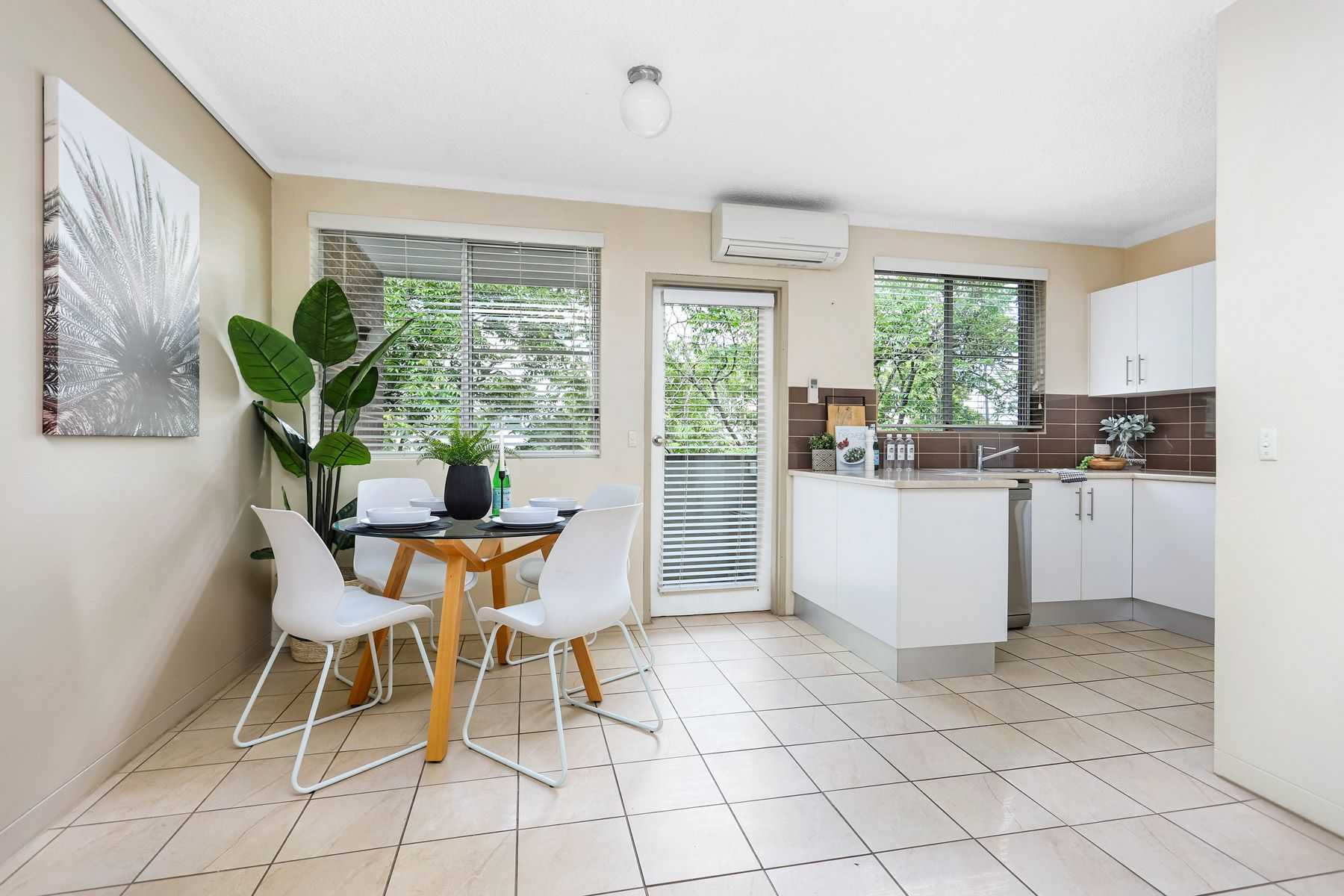 Stylish 2 bedroom unit central to everything