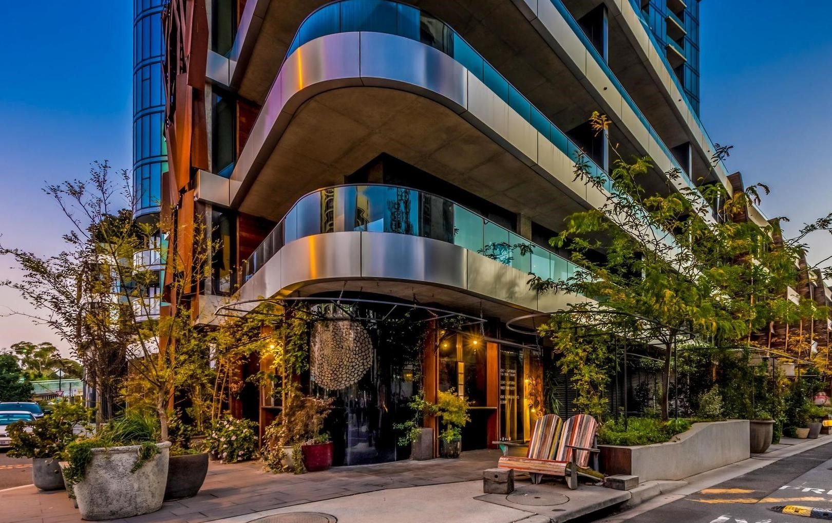 Designer City apartment with spectacular views to Lake Burley Griffin and beyond