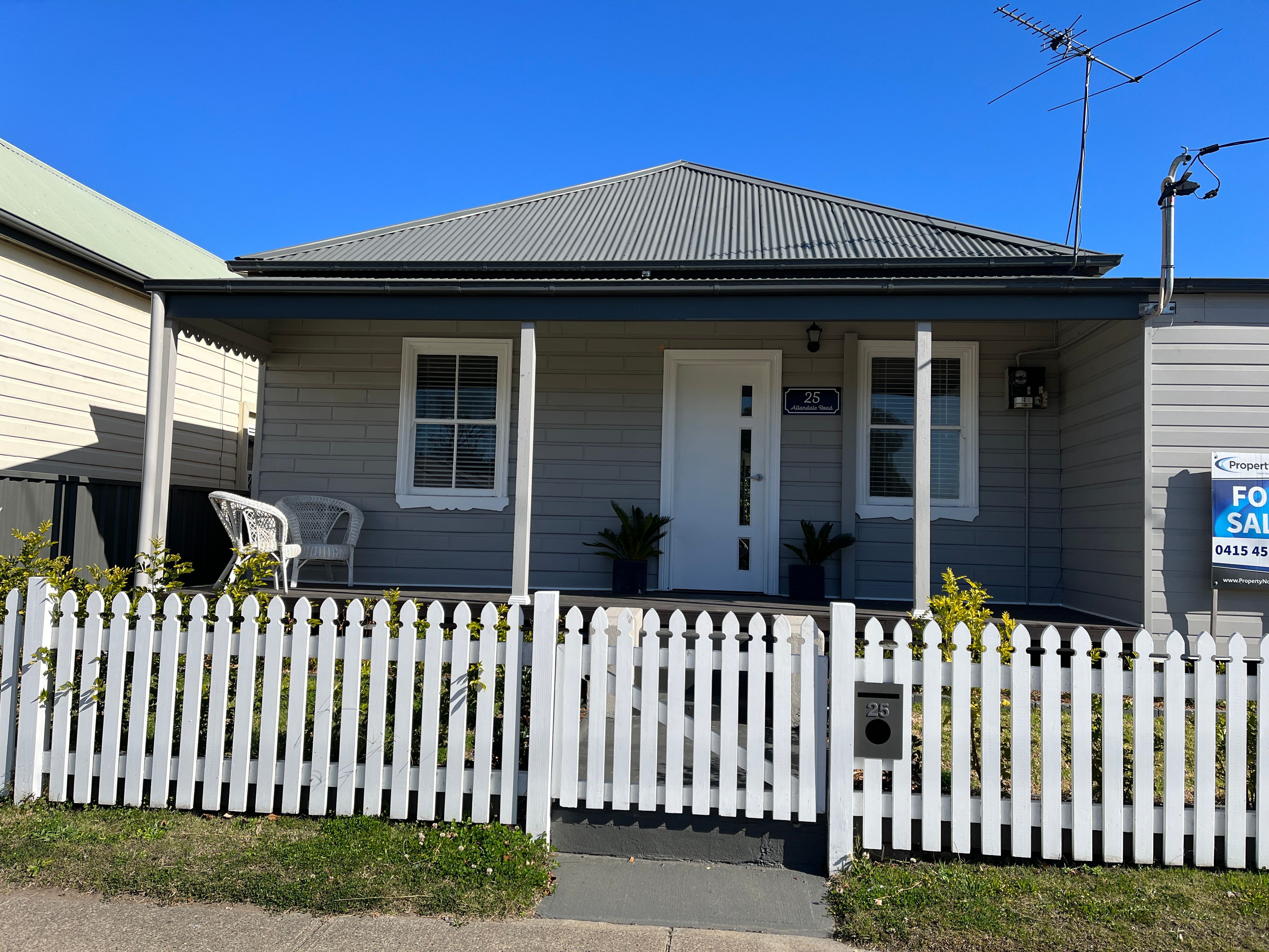 Entertainers delight within walking distance to town and bus stops.