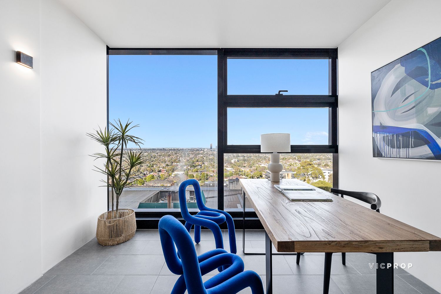 Luxury Living Modern 2 bedrooms Apartment with Great Location & View