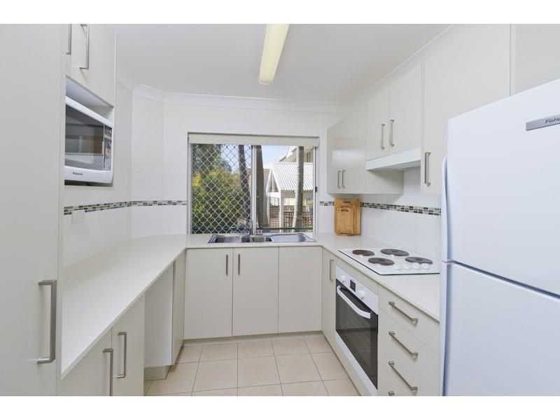 Central St.Lucia location. Nothing to do. Walk to Uni.