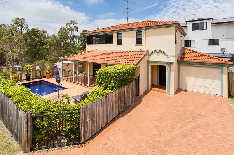 3 Bed Townhouse on own block with private pool