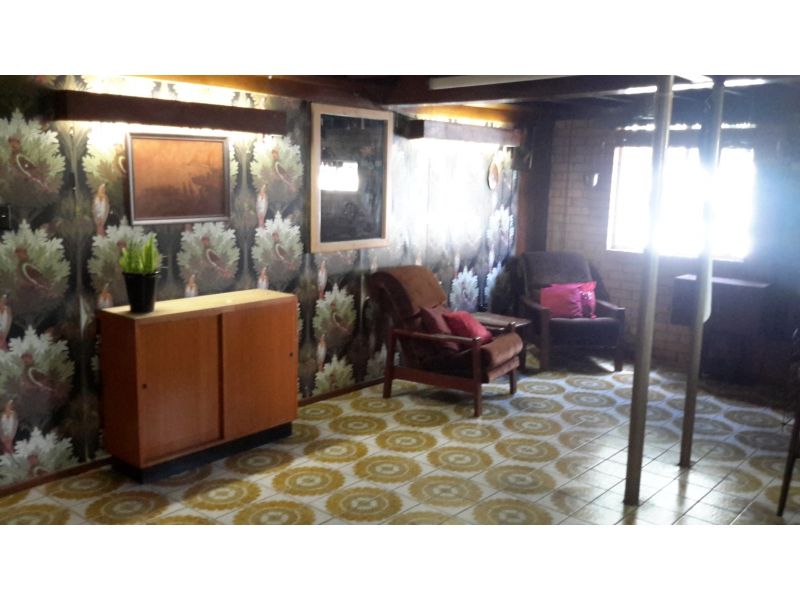 Classic high ceiling beauty in popular Avenue location enjoying cool sea breezes