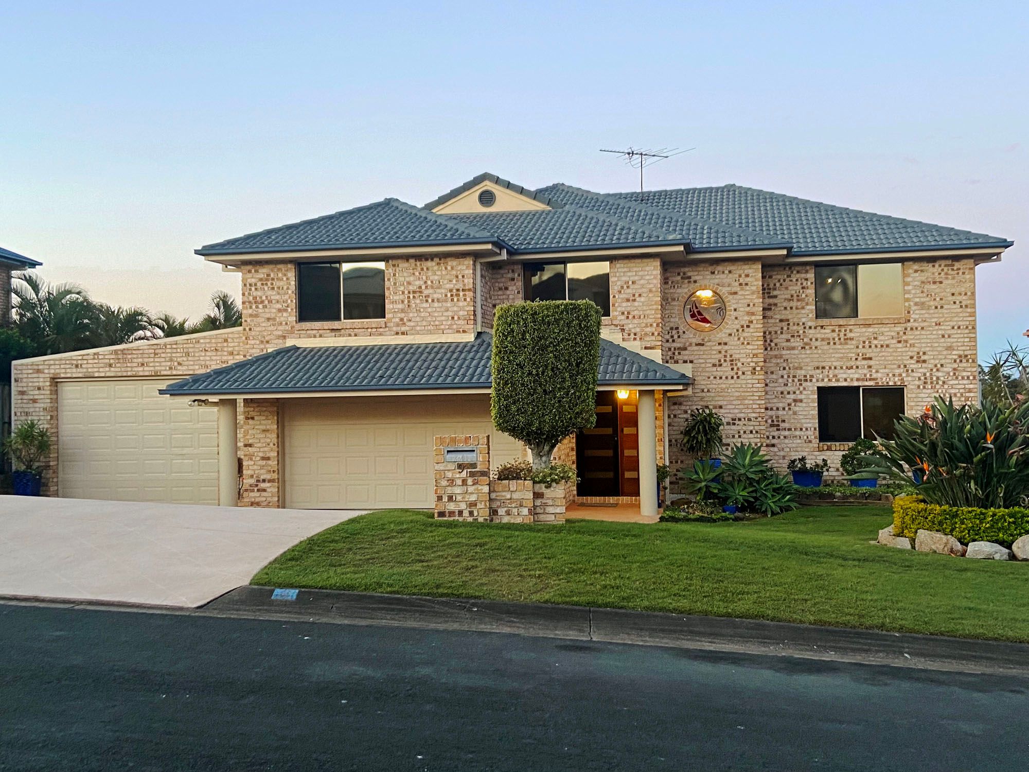 Massive 5 Bedroom + Office Family Home - Views to Stradbroke Island