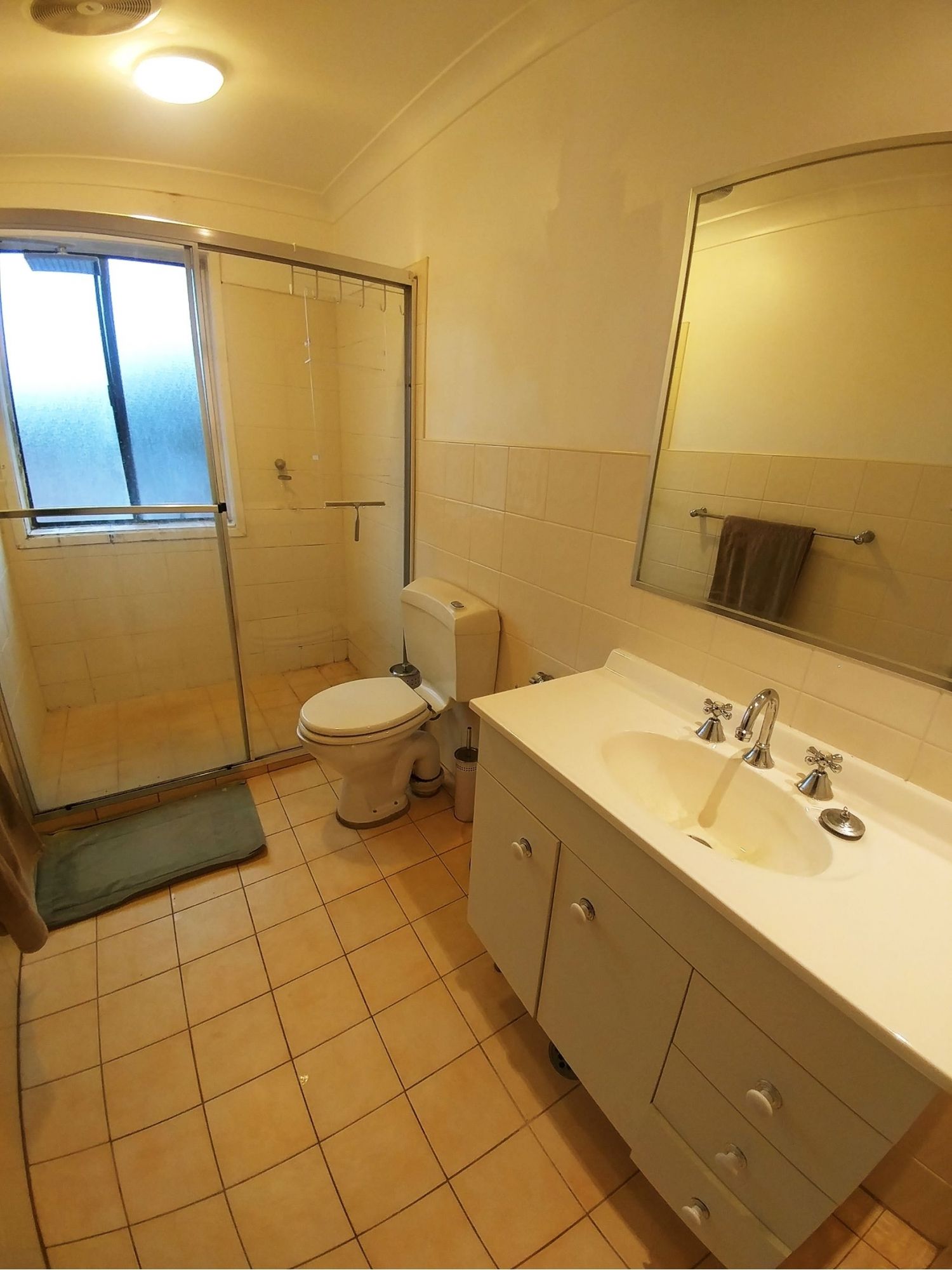 Spacious 3-Bed Townhouse in sought-after complex, close to Transport and Castle Towers - Walk to Everything