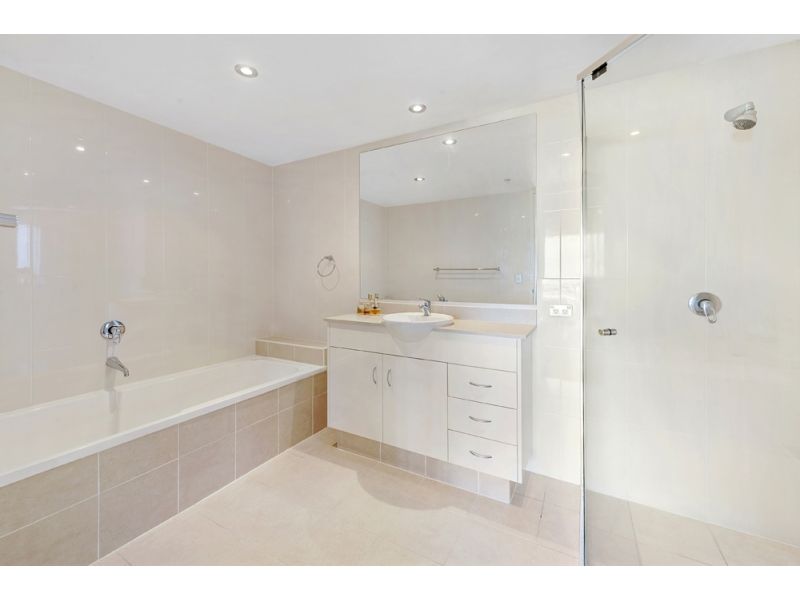 HUGE 2 BEDROOM - AMAZING BROADWATER VIEWS