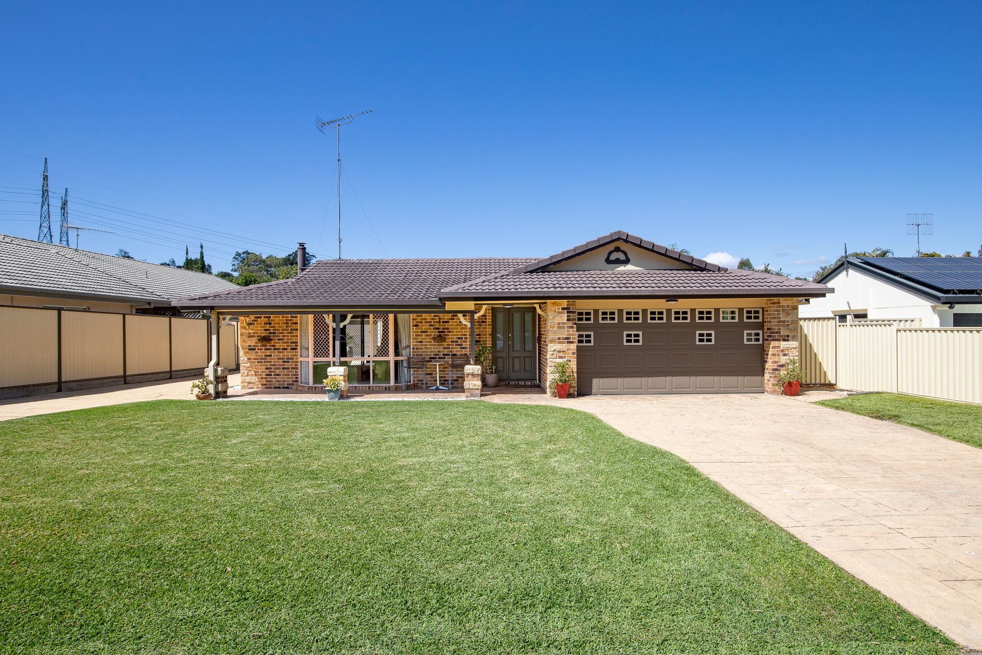 Flat block family home with bonus extensive shed!!