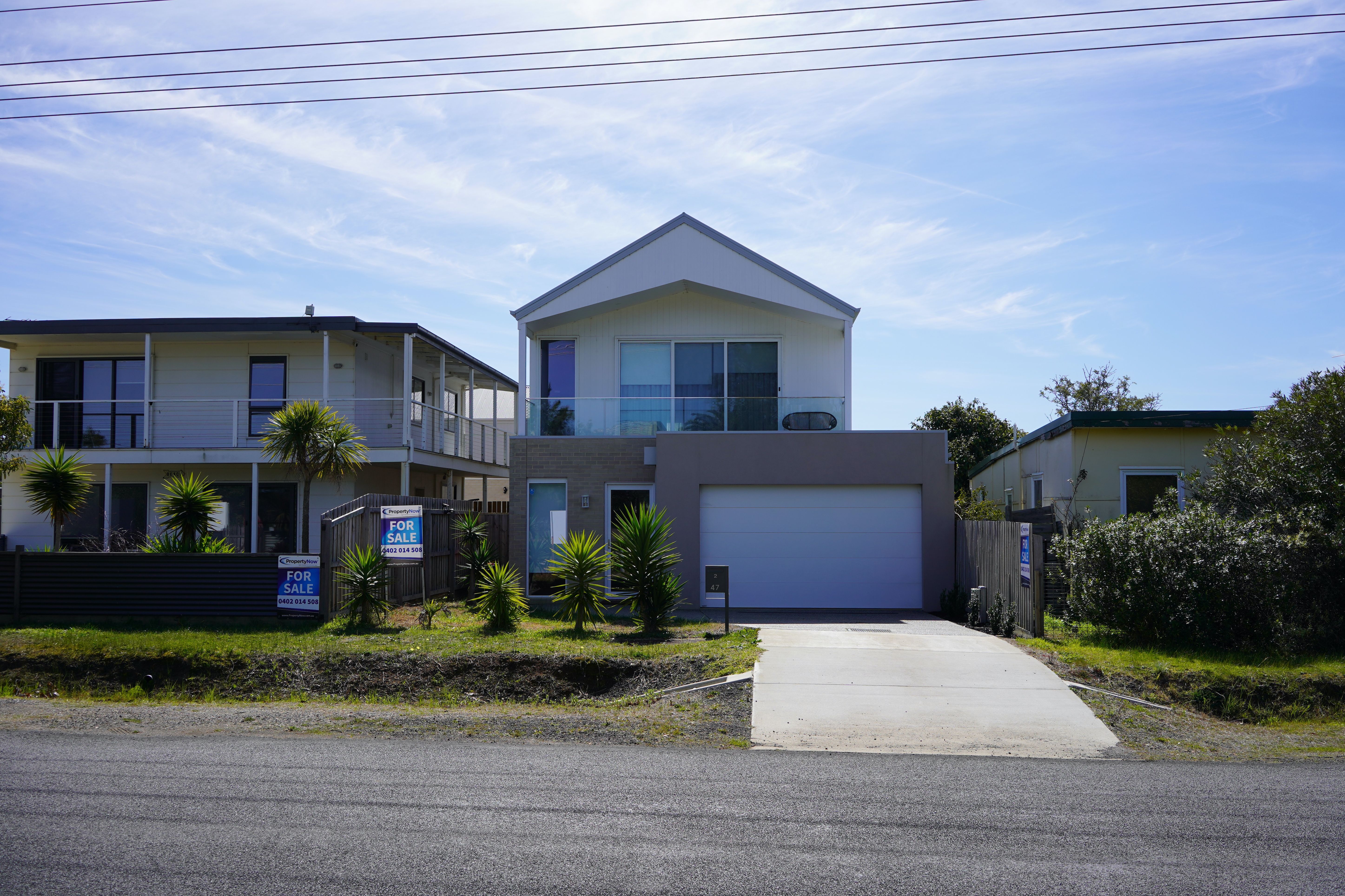 Combining raked ceilings, hydronic heating, and efficient home design