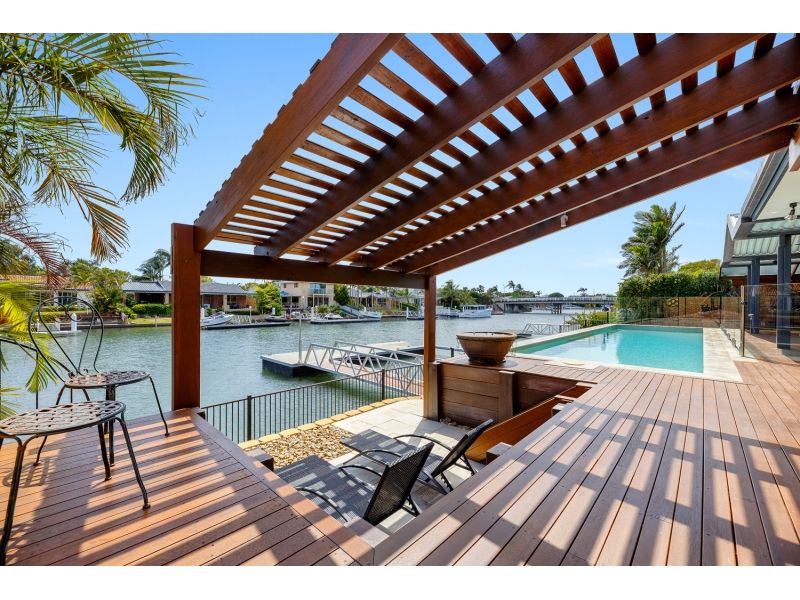 Luxury on the canal - North facing - Single level - Walk to the mall