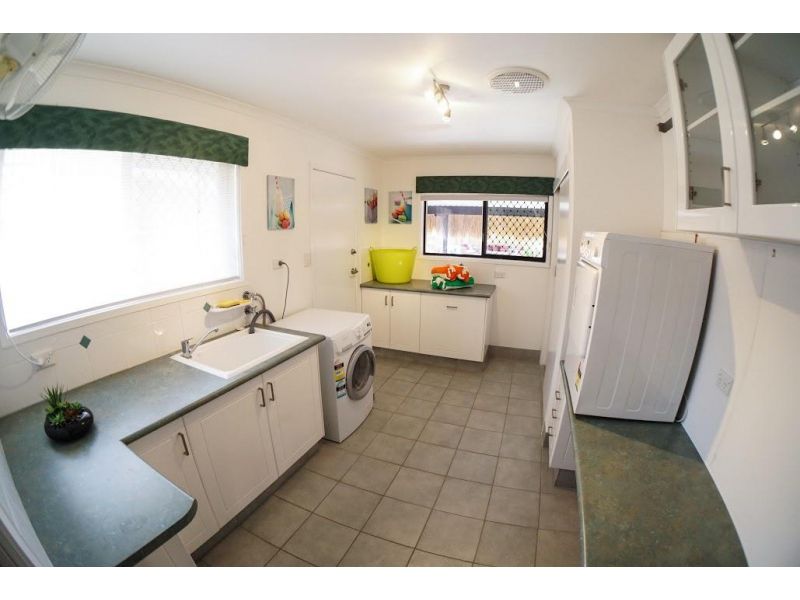 Waterfront Family and Entertaining Home. Walk to Pacific Fair