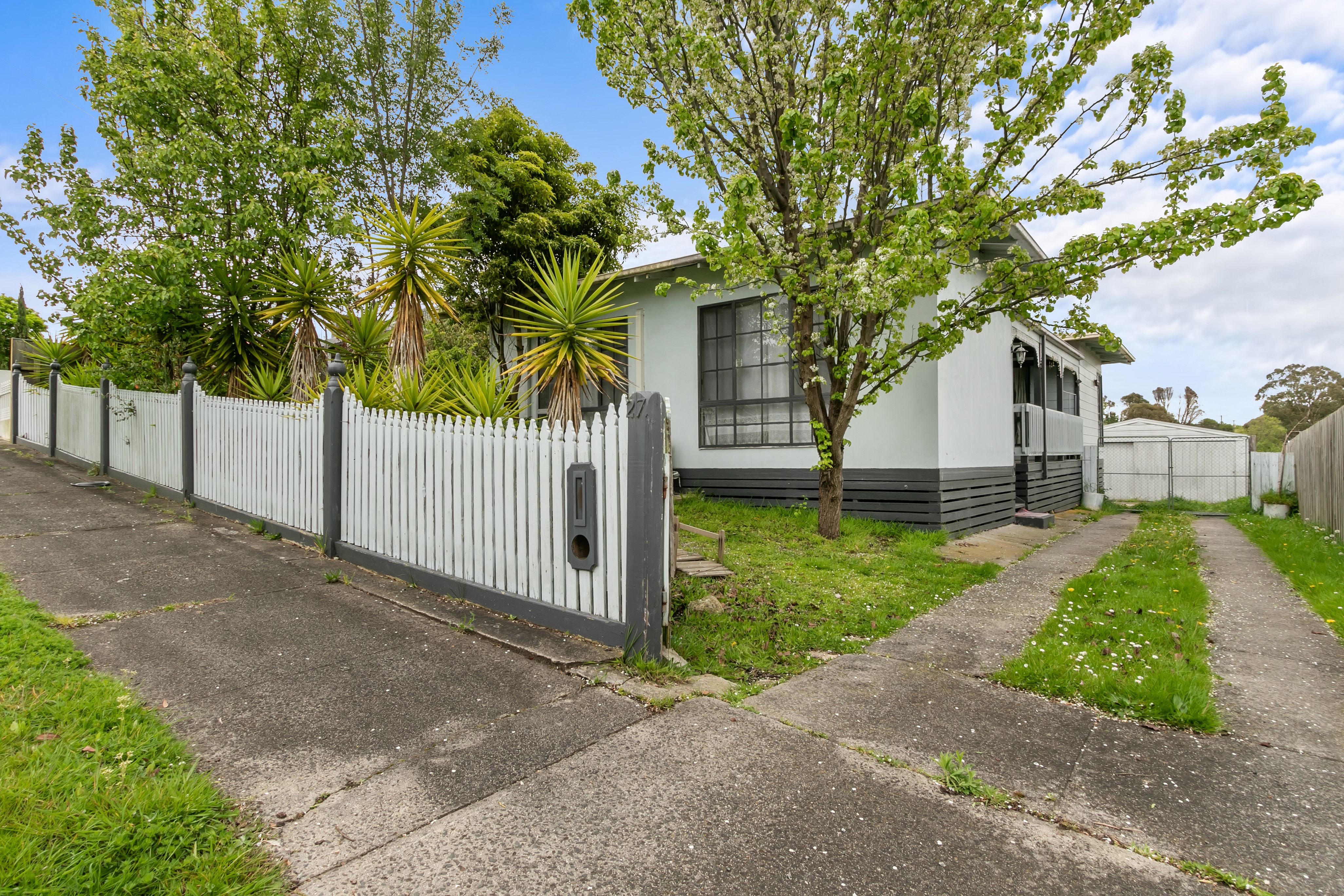 HUGE 685 SQM BLOCK OF LAND WITH A MODERN CONTEMPORARY HOUSE !!!!