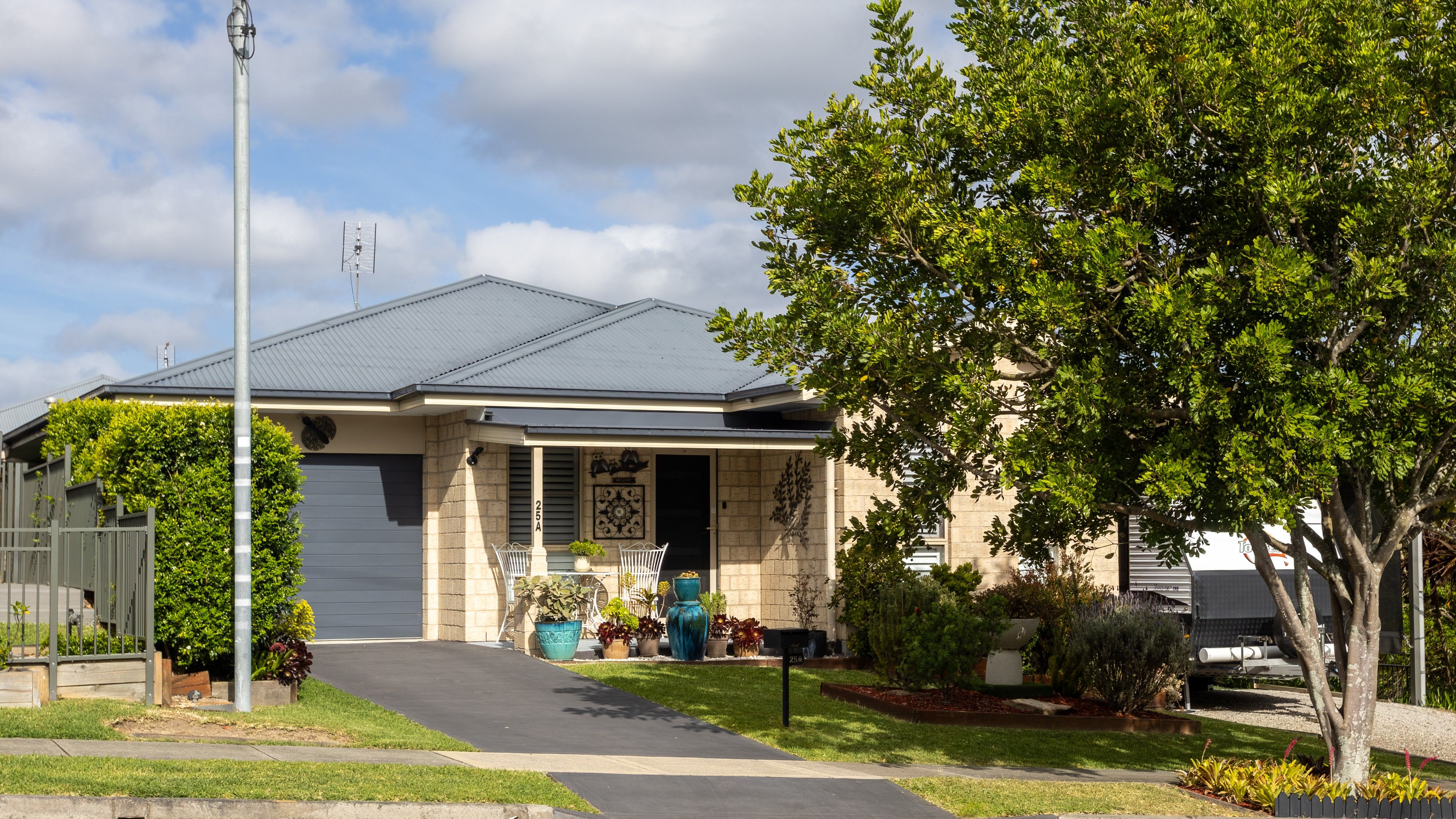 Single-Level | Low Maintenance | 3 Bed, 2 Bath | Brick & Tile