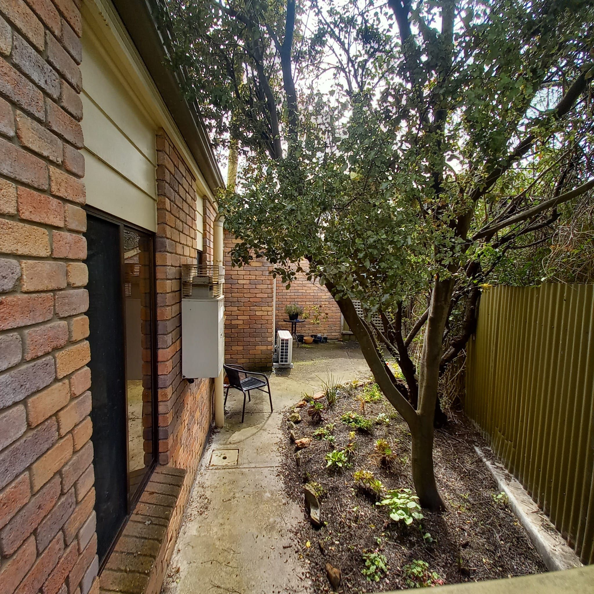 Immaculate, beautiful and light filled unit in a group of 3 units with plenty of space and close to shops and bus stop.it