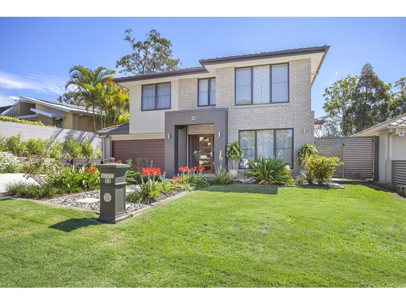 GOLF COURSE FRONTAGE - Three Year Old Prestige Residence walk to Bond University, Varsity College, Varsity Private Hospital and much more....