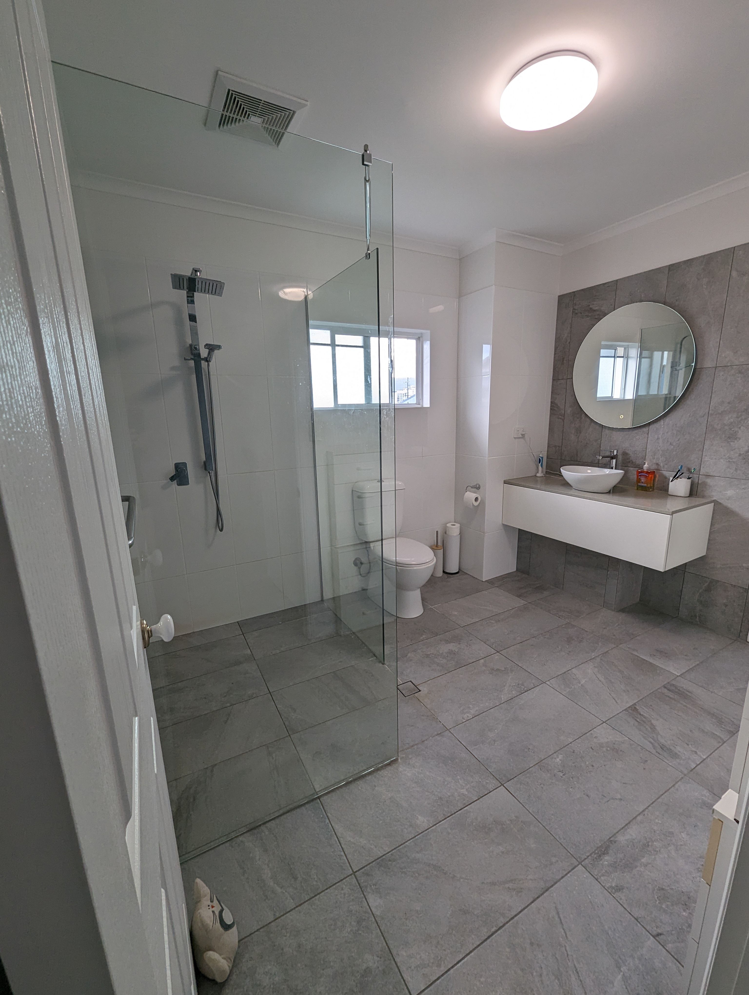 UNDER CONTRACT - Top Floor 2 Bed Apartment In Central Location